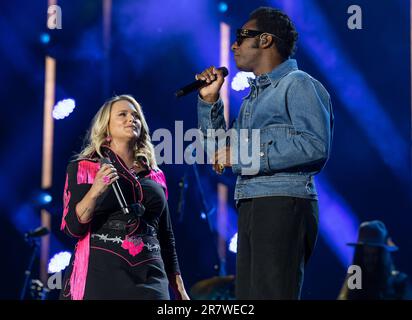 Miranda Lambert e Leon Bridges si esibiscono durante il giorno 2 del CMA Fest al Nissan Stadium giovedì 9 giugno 2023, a Nashville, Tennessee. (Foto di: Foto Stock