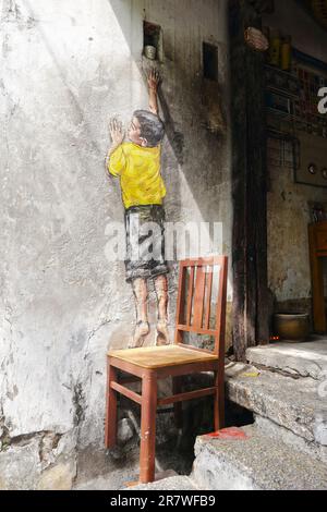 Un murale invecchiato e afflitto dipinto su una parete interna caratterizzata da una varietà di colori e texture Foto Stock