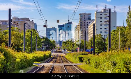 Varsavia, Polonia - 4 giugno 2023: Wola e Srodmiescie quartiere degli affari del centro città panorama con grattacieli lungo la linea del tram ad Aleja Jana Pawla II Foto Stock