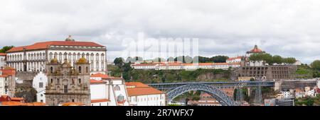 Vista panoramica di Porto e Vila Nova de Gaia in Portogallo, inclusi i luoghi di interesse locali come la Chiesa di San Lorenzo, il Palazzo Episcopale, il Mon Foto Stock