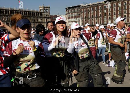 Città del Messico, Messico. 17th giugno, 2023. Circa 30.000 persone hanno partecipato alla massiccia Classe di Boxing allo Zocalo a Città del Messico. Il 17 giugno 2023 a Città del Messico, Messico (Credit Image: © Luis Barron/eyepix via ZUMA Press Wire) SOLO PER USO EDITORIALE! Non per USO commerciale! Foto Stock