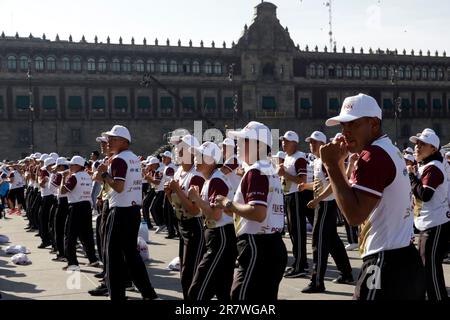 Città del Messico, Messico. 17th giugno, 2023. Circa 30.000 persone hanno partecipato alla massiccia Classe di Boxing allo Zocalo a Città del Messico. Il 17 giugno 2023 a Città del Messico, Messico (Credit Image: © Luis Barron/eyepix via ZUMA Press Wire) SOLO PER USO EDITORIALE! Non per USO commerciale! Foto Stock