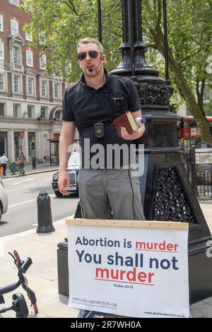 Londra, Regno Unito. 17 giugno 2023. Un solita protesta anti-aborto dice ai marchitori delle Corti reali di Giustizia che andranno all'inferno. La marcia si è recata in un raduno di fronte a Downing St, chiamato dal British Pregnancy Advisory Service, dal Women’s Equality Party e dalla Fawcett Society, che chiede una riforma urgente della legge britannica sull’aborto dopo che una donna è stata condannata a 28 mesi di carcere dopo aver usato pillole per porre fine alla propria gravidanza, perseguiti ai sensi di una legge del 1861. Peter Marshall/Alamy Live News Foto Stock