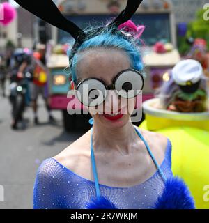 Le persone vestite di costumi marciano nella 41st° Parata annuale della Sirenetta a Coney Island il 17 giugno 2023 a New York City. Foto Stock