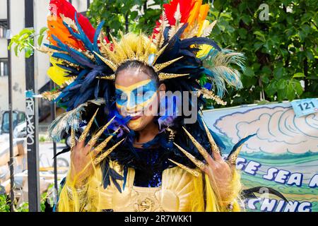 Brooklyn, New York, Stati Uniti. 17th giugno, 2023. La Coney Island Mermaid Parade ha portato i partecipanti in colorati costumi nautici, dalle sirene e i loro marinai ai pirati agli isolani. Credit: Ed Lefkowicz/Alamy Live News Foto Stock