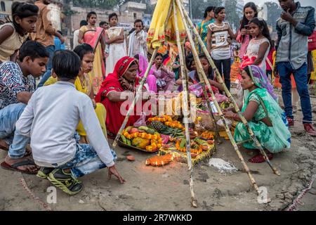 Devoti che preparano offerte durante Chhath Puja a Varanasi, India Foto Stock