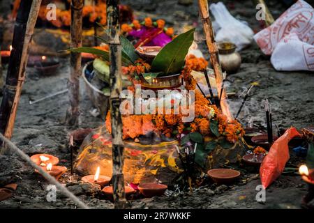 Offerte in preparazione durante Chhath Puja a Varanasi, India Foto Stock