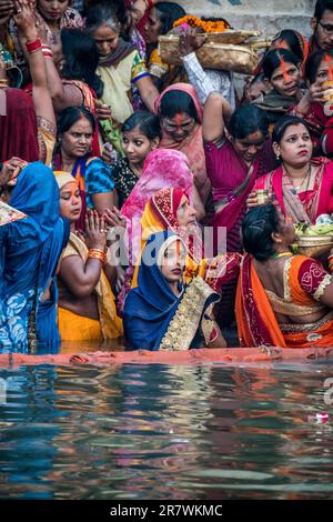 I devoti fanno offerte e pregano nelle Gange durante Chhath Puja a Varanasi, India Foto Stock