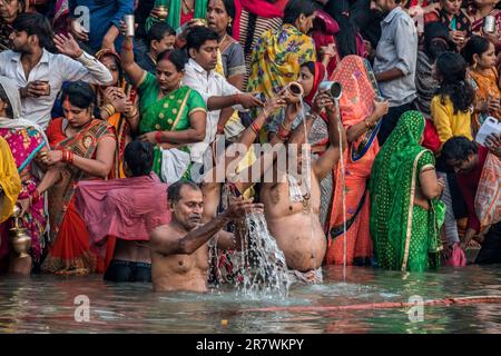 I devoti fanno offerte e pregano nelle Gange durante Chhath Puja a Varanasi, India Foto Stock