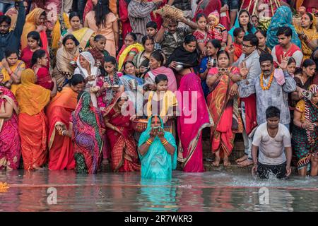 I devoti fanno offerte e pregano nelle Gange durante Chhath Puja a Varanasi, India Foto Stock