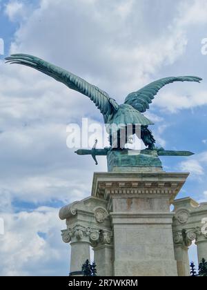 Budapest, Ungheria - 05.20.2023: Statua di uccello Turul sulla montagna, Tatabanya, Ungheria. Turul szobor, Tatabanya, Magyarorszag Foto Stock
