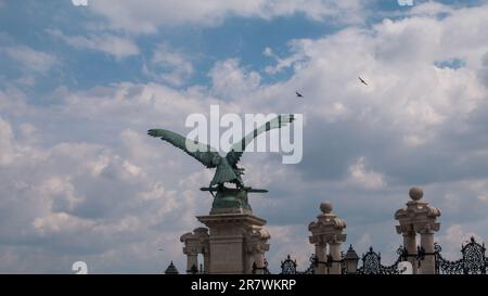 Budapest, Ungheria - 05.20.2023: Statua di uccello Turul sulla montagna, Tatabanya, Ungheria. Turul szobor, Tatabanya, Magyarorszag Foto Stock