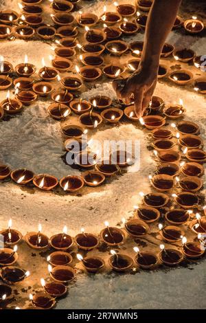 Un modello di lampade ad olio sui Ghat di Varanasi durante le celebrazioni Dev Deepawali a Varanasi, in India Foto Stock