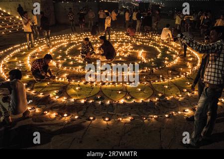 Lampade a olio sui Ghats di Varanasi durante le celebrazioni Dev Deepawali in India Foto Stock