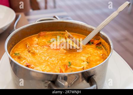 Arroz con marisco, piatto in un ristorante portoghese con il riso preparato per servire. Foto Stock