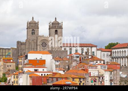 La Cattedrale di Porto (in portoghese: Sé do Porto) è una chiesa cattolica situata nel centro storico della città di Porto, in Portogallo. È uno di Foto Stock