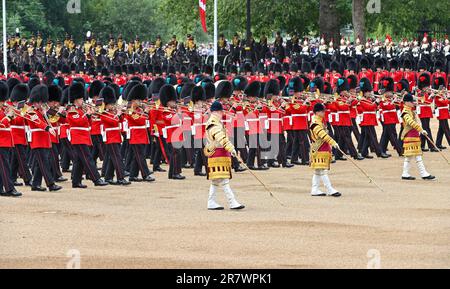 Londra, Regno Unito. 17th giugno, 2023. Londra, Regno Unito il 17 2023 giugno. Le band massaggiate della Household Division forniscono la musica di fronte a HM King Charles III durante la King's Birthday Parade, Trooping the Colour alla Horse Guards Parade, Londra, Regno Unito il 17 2023 giugno. Credit: Francis Knight/Alamy Live News Foto Stock