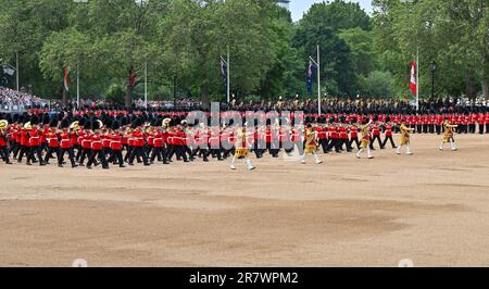 Londra, Regno Unito. 17th giugno, 2023. Londra, Regno Unito il 17 2023 giugno. Le band massaggiate della Household Division forniscono la musica di fronte a HM King Charles III durante la King's Birthday Parade, Trooping the Colour alla Horse Guards Parade, Londra, Regno Unito il 17 2023 giugno. Credit: Francis Knight/Alamy Live News Foto Stock