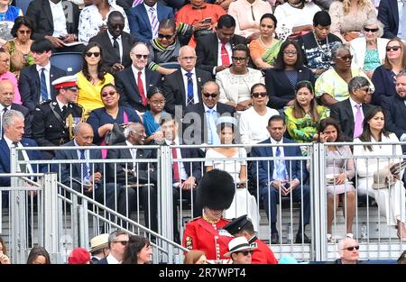 Londra, Regno Unito. 17th giugno, 2023. Londra, Regno Unito il 17 2023 giugno. PM Rishi Sunak con sua moglie Akshata Murtyhy nel pubblico durante HM King Charles III Birthday Parade, Trooping the Colour alla Horse Guards Parade, Londra, Regno Unito il 17 2023 giugno. Credit: Francis Knight/Alamy Live News Foto Stock