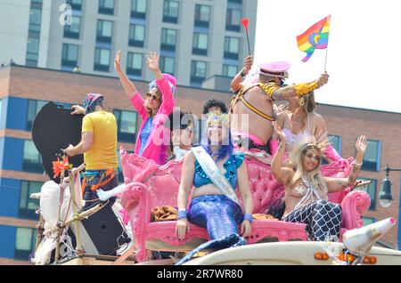 New York City, Stati Uniti. 17th giugno, 2023. Migliaia di persone si riuniscono sul lungomare di Coney Island durante l'annuale Mermaid Parade di Brooklyn, New York, il 17 giugno 2023. Credit: Ryan Rahman/Alamy Live News Foto Stock