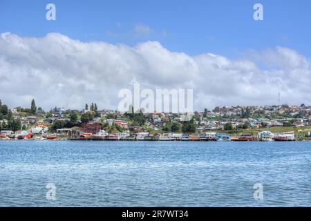 Sviluppo privato sulle pendici vicino alla costa sull'isola di Chiloe, nel Cile meridionale. Foto Stock