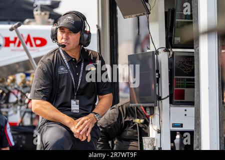 Lago Elkhart, WISCONSIN, Stati Uniti. 17th giugno, 2023. LARRY FOYT, Team Manager e Strategist DELLA INDYCAR Series, guarda i suoi team mentre si preparano a fare pratica per il Sonsio Grand Prix in Road America a Elkhart Lake, WI. (Credit Image: © Walter G. Arce Sr./ZUMA Press Wire) SOLO PER USO EDITORIALE! Non per USO commerciale! Foto Stock
