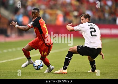 BRUXELLES, BELGIO - 17 GIUGNO: Dodi Lukebakio del Belgio e Maximilian Wober dell'Austria durante la partita dei qualificatori europei UEFA 2024 tra Belgio e Austria allo stadio King Baudouin il 17 giugno 2023 a Bruxelles, Belgio. Foto di Sebastian Frej Credit: Sebo47/Alamy Live News Foto Stock