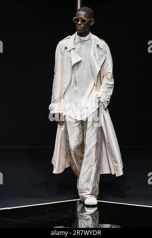 Milano, Italia. 17th giugno, 2023. Milano, settimana della moda di Milano, Primavera Estate 2024. Milano, Moda uomo, Primavera Estate 2024. Emporio Armani fashionshow nella foto: Model Credit: Independent Photo Agency/Alamy Live News Foto Stock