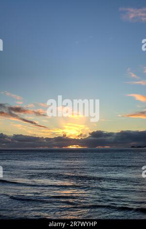 Un tramonto incredibilmente bello sull'Oceano Pacifico sulla costa del Cile nell'area di Pichilemu Foto Stock
