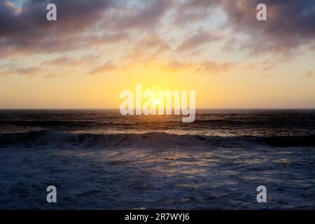 Un tramonto incredibilmente bello sull'Oceano Pacifico sulla costa del Cile nell'area di Pichilemu Foto Stock