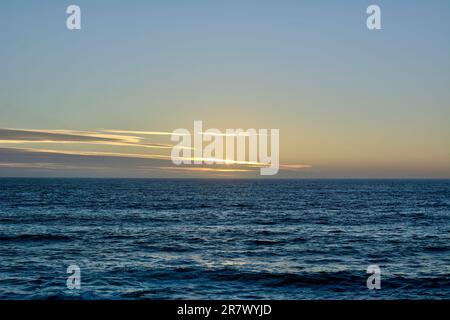 Un tramonto incredibilmente bello sull'Oceano Pacifico sulla costa del Cile nell'area di Pichilemu Foto Stock
