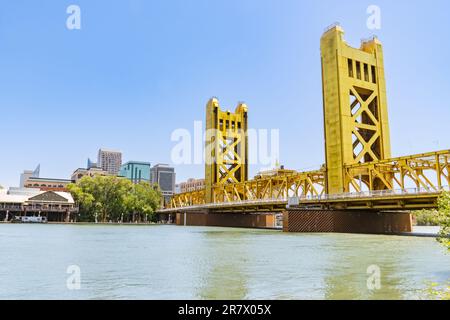 Sacramento, CA - 25 maggio 2023: Skyline della città e Tower Bridge di Sacramento dal Riverwalk Trail Foto Stock