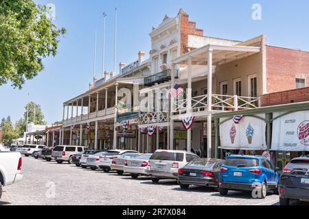 Sacramento, CA - 25 maggio 2023: Edifici storici fiancheggiano la strada nel centro storico di Sacramento situato vicino al lungomare della città di Sacramento, Califo Foto Stock