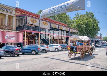 Sacramento, CA - 25 maggio 2023: Edifici storici fiancheggiano la strada nel centro storico di Sacramento situato vicino al lungomare della città di Sacramento, Califo Foto Stock