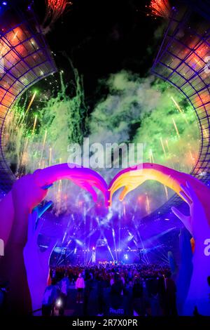 Berlino, Germania. 17th giugno, 2023. Durante la cerimonia di apertura dei Giochi Olimpici speciali di Berlino 2023, si svolgono fuochi d'artificio sullo Stadio Olimpico. Credit: Christoph Soeder/dpa/Alamy Live News Foto Stock