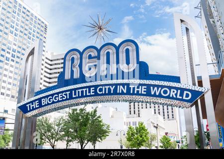Reno, NV - 24 maggio 2023: Famoso segno di Reno che attraversa Virginia Street accogliere i visitatori quando entrano in città. Foto Stock