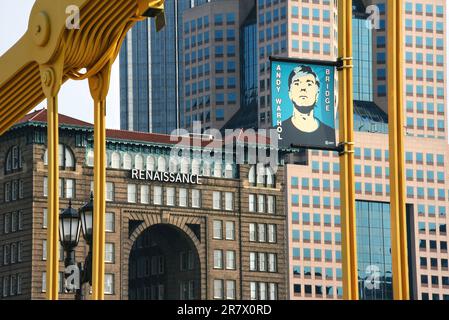 Pittsburgh, PA, USA - 21 maggio 2023: Ritratto del famoso artista visivo di Pittsburgh Andy Warhol sul Seventh Street Bridge, che è stato rinominato Andy Foto Stock