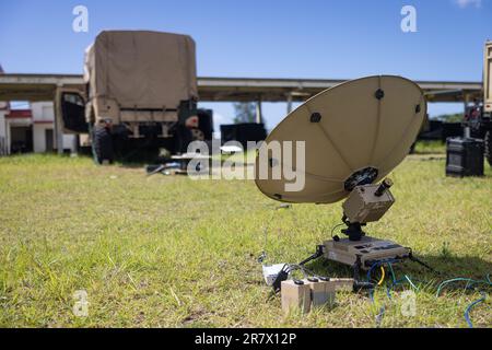 Un Marine Corps Wideband System-Expeditionary Terminal viene utilizzato durante l'esercitazione Vanguard a Camp Hansen, Okinawa, Giappone, 8 giugno 2023. III MIG funziona come l'avanguardia di III MEF, che opera nell'ambiente informativo delle regioni Indo-Pacifico, e supporta le operazioni della Marine Air Ground Task Force con comunicazioni, intelligence e capacità di collegamento delle armi. (STATI UNITI Corpo marino foto di Lance CPL. Joseph E. DeMarcus) Foto Stock