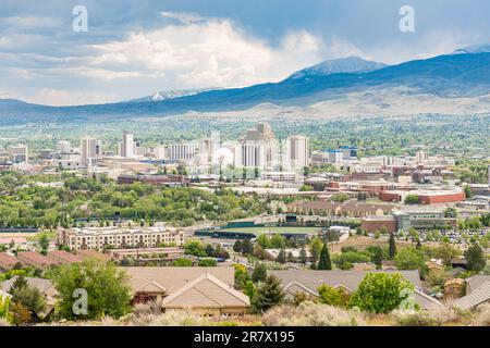 Reno, NV - 24 maggio 2023: Vista sullo skyline della città di Reno, Nevada, con le montagne sullo sfondo Foto Stock