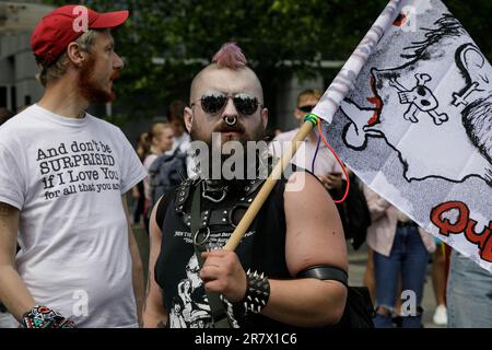 Varsavia, Polonia. 17th giugno, 2023. Un partecipante alla parata dell'uguaglianza di Varsavia reagisce al fotografo durante l'evento. La parata dell'uguaglianza di quest'anno è stata dedicata ai diritti delle persone transgender ed è stata celebrata con lo slogan "prevediamo uguaglianza e bellezza! La parata dell'uguaglianza passò per le strade di Varsavia per la 17th volta. È la più grande manifestazione delle comunità LGBTQ in Polonia. Credit: SOPA Images Limited/Alamy Live News Foto Stock