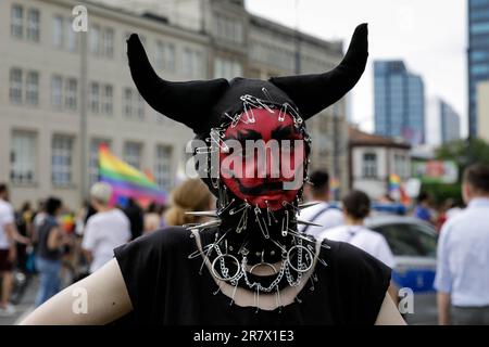 Varsavia, Polonia. 17th giugno, 2023. Un partecipante mascherato partecipa alla parata dell'uguaglianza di Varsavia. La parata dell'uguaglianza di quest'anno è stata dedicata ai diritti delle persone transgender ed è stata celebrata con lo slogan "prevediamo uguaglianza e bellezza! La parata dell'uguaglianza passò per le strade di Varsavia per la 17th volta. È la più grande manifestazione delle comunità LGBTQ in Polonia. Credit: SOPA Images Limited/Alamy Live News Foto Stock