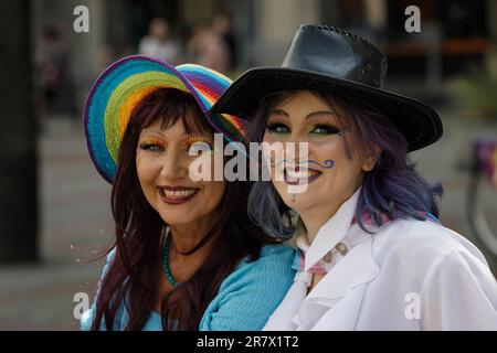 Varsavia, Polonia. 17th giugno, 2023. I partecipanti posano per una foto durante la parata dell'uguaglianza di Varsavia. La parata dell'uguaglianza di quest'anno è stata dedicata ai diritti delle persone transgender ed è stata celebrata con lo slogan "prevediamo uguaglianza e bellezza! La parata dell'uguaglianza passò per le strade di Varsavia per la 17th volta. È la più grande manifestazione delle comunità LGBTQ in Polonia. (Foto di Volha Shukaila/SOPA Images/Sipa USA) Credit: Sipa USA/Alamy Live News Foto Stock