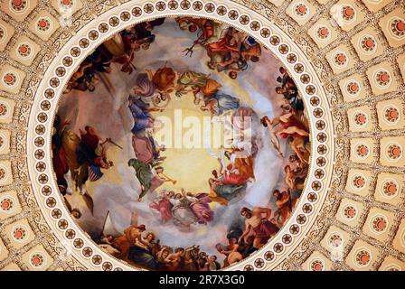 L'Apotheosis of Washington, un affresco di Constantino Brumidi, si libra vicino alla cima dell'interno della cupola del Campidoglio degli Stati Uniti Foto Stock