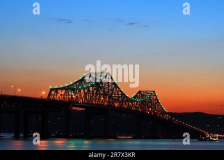 L'Old Tappan Zee Bridge at Suns, prima di essere demolito per un nuovo ponte, attraversa il fiume Hudson a Tarrytown al tramonto Foto Stock