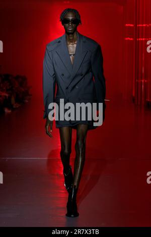 Milano, Italia. 17th giugno, 2023. JORDANLUCA Primavera Estate 2024 pista durante la settimana della moda di Milano il 2023 giugno - Milano; Italia 17/06/2023 Credit: dpa/Alamy Live News Foto Stock