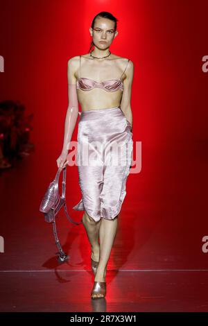 Milano, Italia. 17th giugno, 2023. JORDANLUCA Primavera Estate 2024 pista durante la settimana della moda di Milano il 2023 giugno - Milano; Italia 17/06/2023 Credit: dpa/Alamy Live News Foto Stock