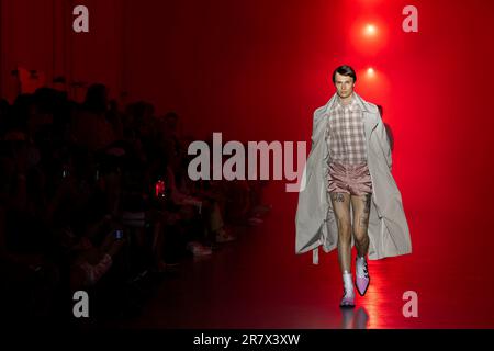 Milano, Italia. 17th giugno, 2023. JORDANLUCA Primavera Estate 2024 pista durante la settimana della moda di Milano il 2023 giugno - Milano; Italia 17/06/2023 Credit: dpa/Alamy Live News Foto Stock