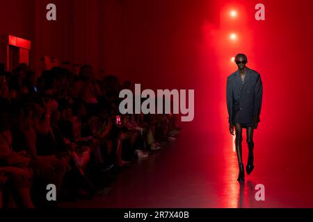 Milano, Italia. 17th giugno, 2023. JORDANLUCA Primavera Estate 2024 pista durante la settimana della moda di Milano il 2023 giugno - Milano; Italia 17/06/2023 Credit: dpa/Alamy Live News Foto Stock