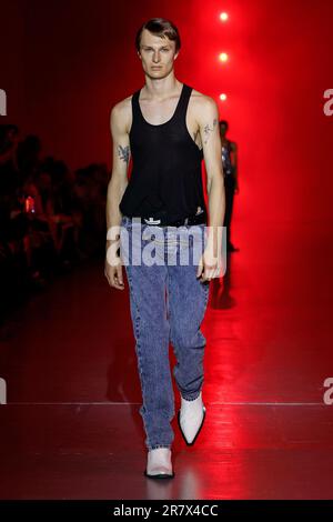 Milano, Italia. 17th giugno, 2023. JORDANLUCA Primavera Estate 2024 pista durante la settimana della moda di Milano il 2023 giugno - Milano; Italia 17/06/2023 Credit: dpa/Alamy Live News Foto Stock