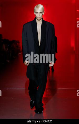 Milano, Italia. 17th giugno, 2023. JORDANLUCA Primavera Estate 2024 pista durante la settimana della moda di Milano il 2023 giugno - Milano; Italia 17/06/2023 Credit: dpa/Alamy Live News Foto Stock